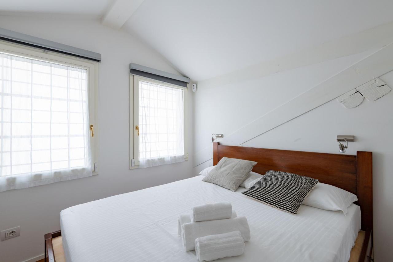Milano Apartments Voghera Bagian luar foto